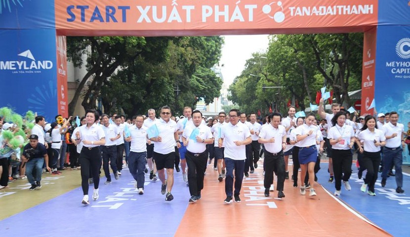 Phó Chủ tịch UBND TP Hà Nội Chử Xuân Dũng cùng các đại biểu tham gia chạy hưởng ứng