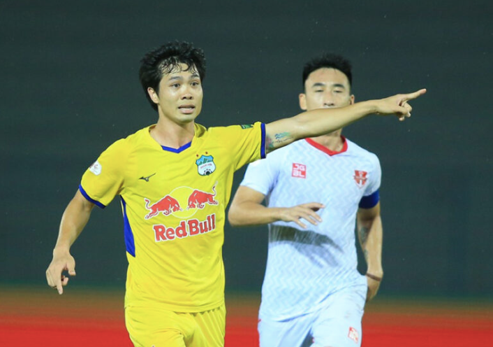 Đội bóng của Công Phượng (trái) sẽ phải chấp hành nộp phạt để được cấp phép dự V-League 2023 Đội bóng của Công Phượng (trái) sẽ phải chấp hành nộp phạt để được cấp phép dự V-League 2023