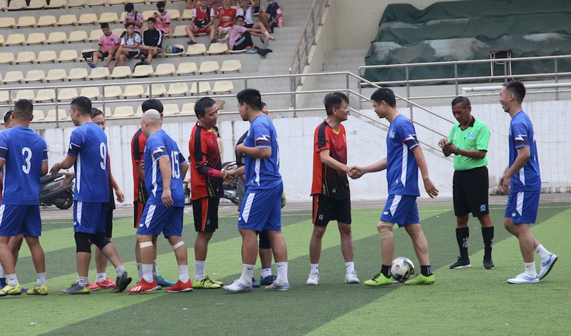 Cầu thủ hai đội An ninh Thủ đô và Công ty TNHH MTV in Báo Hà Nội mới bắt tay trước trận ra quân