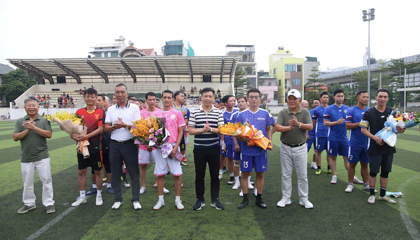 Các đại biểu tặng hoa chúc mừng 4 đội bóng dự giải
