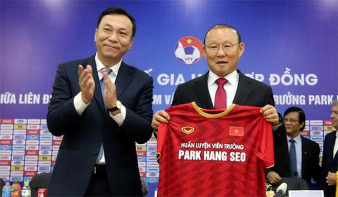 Quyền chủ tịch khoá VIII Trần Quốc Tuấn (trái) là ứng viên duy nhất cho vị trí Chủ tịch VFF khoá IX