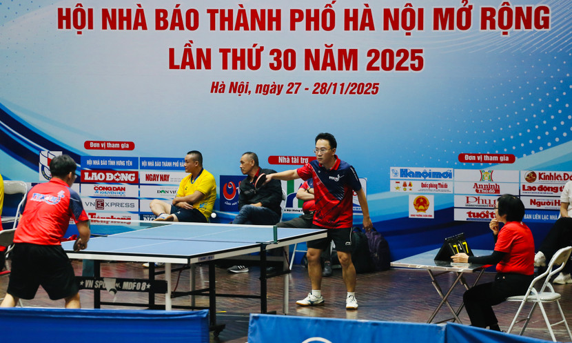 Các vận động viên tranh tài môn bóng bàn