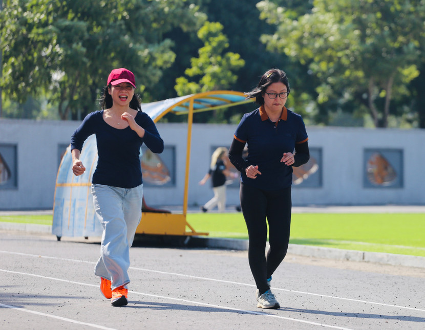 Vận động viên Đỗ Yên Hưng (An ninh Thủ đô, bên phải) giành huy chương bạc đi bộ điền kinh lứa tuổi 41-60 nữ