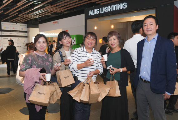 Khách hàng trải nghiệm các gian hàng tại MComplex