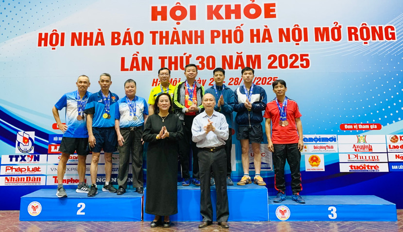 Bà Nguyễn Thị Mai Hương - Phó giám đốc Sở Văn hoá và Thể thao Hà Nội, và ông Kiều Thanh Hùng, Phó chủ tịch Thường trực Hội Nhà báo thành phố Hà Nội trao thưởng cho những vận động viên đạt thành tích xuất sắc môn bóng bàn