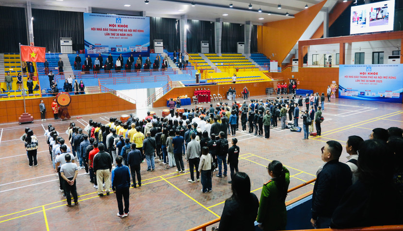 Trang nghiêm nghi thức chào cờ tại lễ khai mạc Hội khỏe