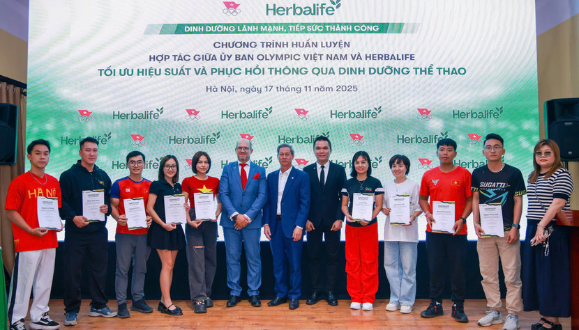 Đại diện Ủy ban Olympic Việt Nam và Herbalife Việt Nam trao giấy chứng nhận cho các học viên tham gia khóa đào tạo Đại diện Ủy ban Olympic Việt Nam và Herbalife Việt Nam trao giấy chứng nhận cho các học viên tham gia khóa đào tạo