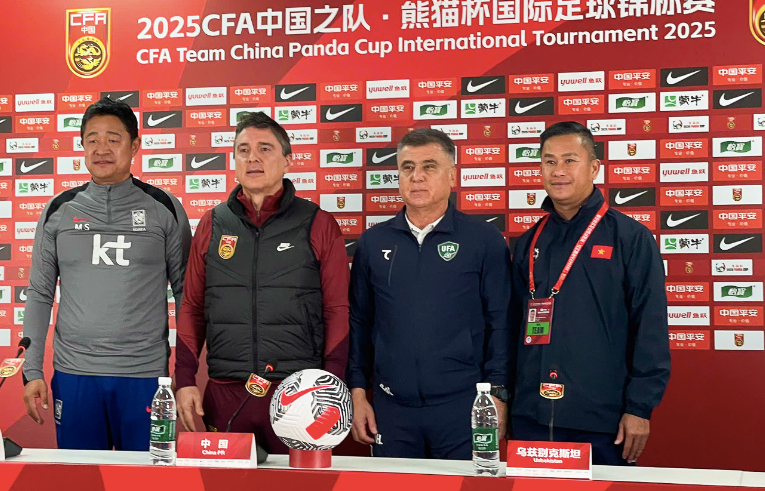 Quyền HLV trưởng U22 Việt Nam - Đinh Hồng Vinh (bìa phải) tại họp báo trước giải, trưa 11-11