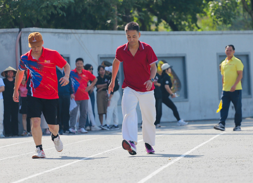 Vận động viên Hà Văn Kiệm (An ninh Thủ đô, bên phải) giành huy chương đồng đi bộ điền kinh lứa tuổi 41-60 nam