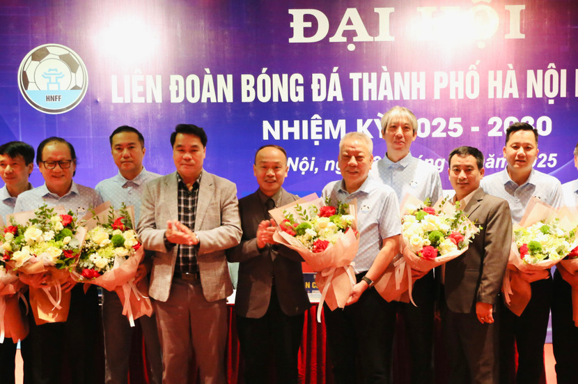 Đại diện Sở Nội vụ, Sở VH-TT Hà Nội, Liên đoàn bóng đá Việt Nam tặng hoa chúc mừng Ban chấp hành Liên đoàn Bóng đá thành phố Hà Nội nhiệm kỳ 2025-2030