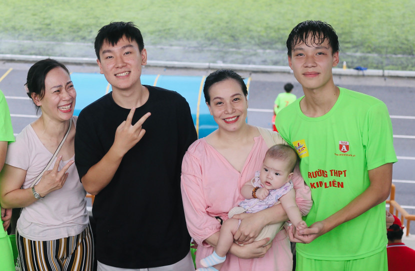 Tuấn Phát chạy lên khán đài chia vui rồi cùng các thành viên trong gia đình mang nụ cười trở về nhà