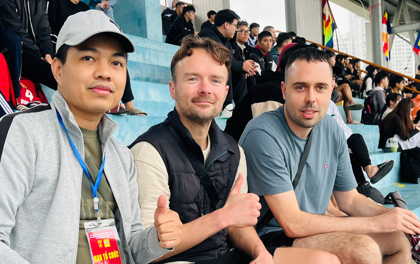 Tác giả cùng Kevin Brander và cộng sự của anh trên khán đài giải bóng đá học sinh THPT Hà Nội 2025