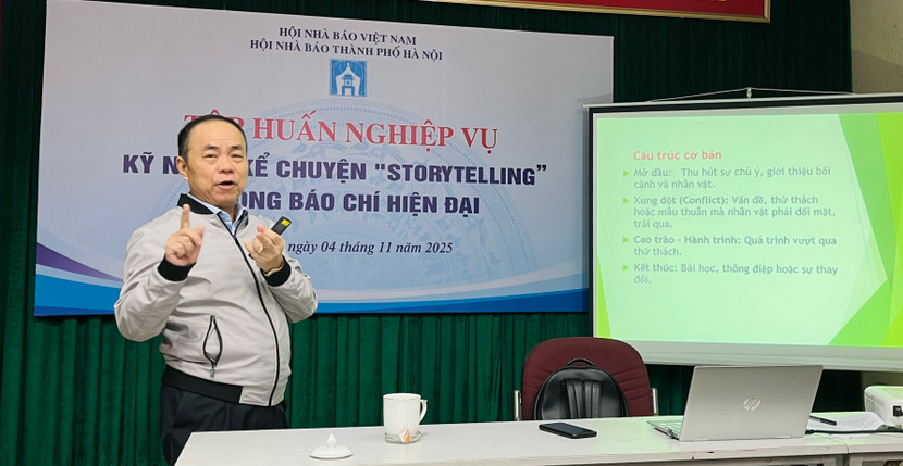 Giảng viên - Tiến sỹ Trần Bá Dung truyền thụ nhiều kiến thức bổ ích cho học viên về kỹ năng kể chuyện Storytelling trong báo chí hiện đại Giảng viên - Tiến sỹ Trần Bá Dung truyền thụ nhiều kiến thức bổ ích cho học viên về kỹ năng kể chuyện Storytelling trong báo chí hiện đại