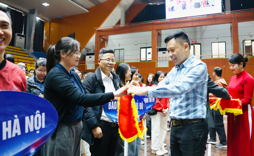 Các đại biểu, đại diện ban tổ chức tặng cờ lưu niệm cho 25 đoàn vận động viên