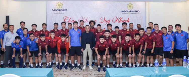 Đội tuyển Việt Nam cùng lãnh đạo VFF tại buổi gặp ngày 12-11 Đội tuyển Việt Nam cùng lãnh đạo VFF tại buổi gặp ngày 12-11