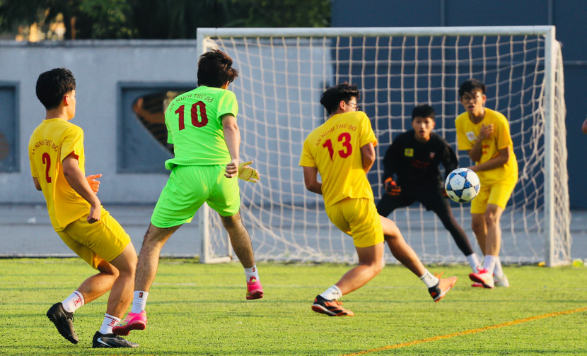 Đỗ An Khánh (10) chơi năng nổ, tận hiến trong trận đấu chia tay giải bóng đá học sinh THPT Hà Nội