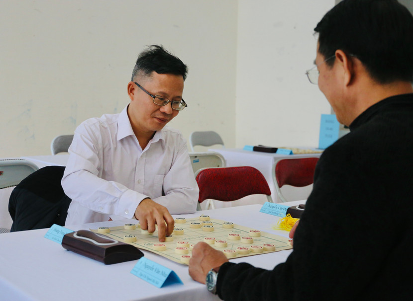 Vận động viên Hoàng Trọng Ngãi (An ninh Thủ đô, bìa trái) giành huy chương bạc cờ tướng