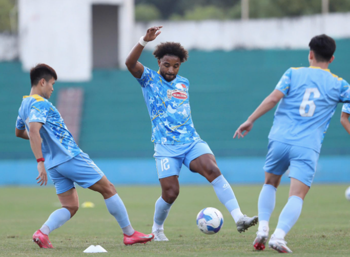 Xuân Son tích cực tập luyện chuẩn bị cho trận Việt Nam - Lào ngày 19-11