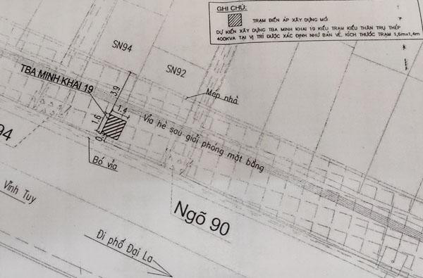 Vị trí đặt trạm biến áp trên vỉa hè phố Minh Khai, cách mép nhà dân 3,9 mét