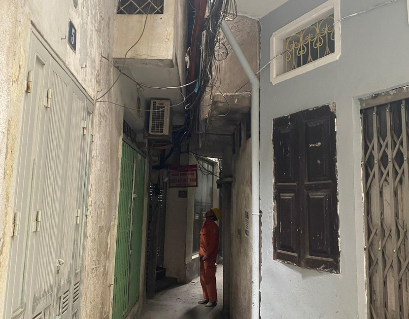 Công nhân ngành điện kiểm tra hệ thống dây điện