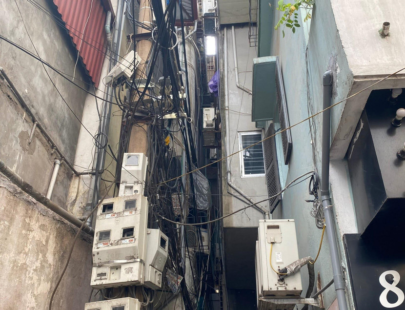 Hệ thống điện bị nhà dân "bao vây" trong các ngõ ngách nhỏ hẹp