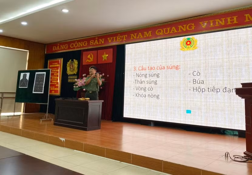 Báo cáo viên hướng dẫn động tác, các bài bắn súng