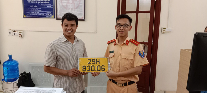 Người dân phấn khởi nhận đăng ký xe, nhất là khi không còn phải đi xa nữa