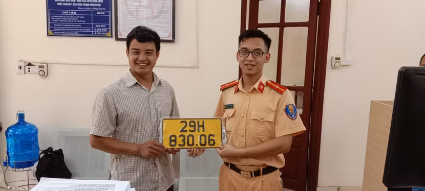 Người dân phấn khởi nhận đăng ký xe, nhất là khi không còn phải đi xa nữa