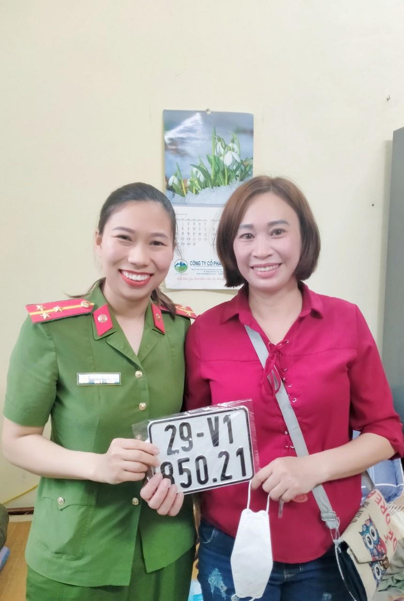 Đây là một trong số những công dân đầu tiên nhận được biển số xe được đăng ký tại cấp xã