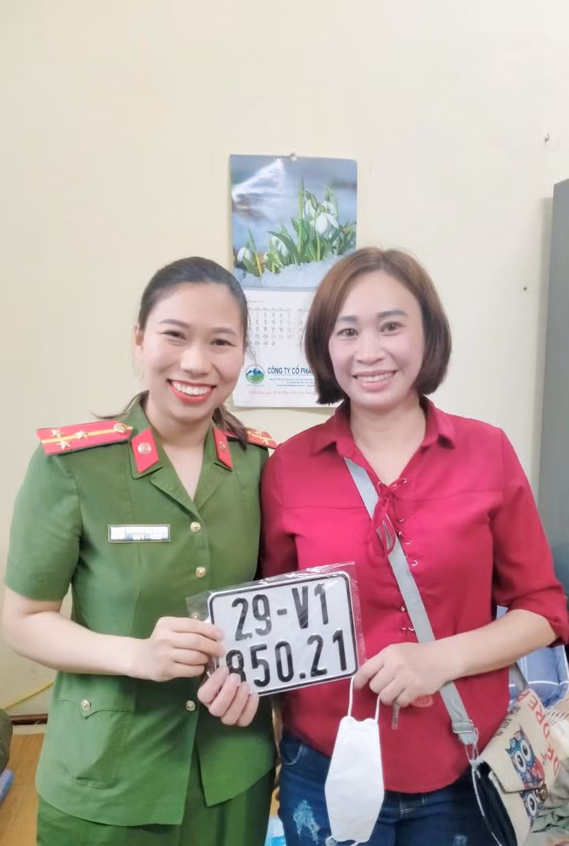 Đây là một trong số những công dân đầu tiên nhận được biển số xe được đăng ký tại cấp xã