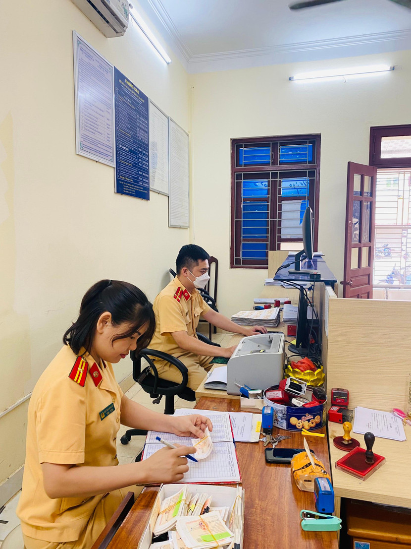 Cán bộ chiến sĩ Đội Cảnh sát giao thông trật tự - Công an huyện Ba Vì tranh thủ cả giờ nghỉ trưa để phục vụ nhân dân