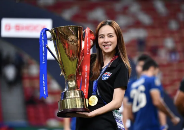 Nữ tỉ phú 55 tuổi bên chiếc cúp vô địch AFF Nữ tỉ phú 55 tuổi bên chiếc cúp vô địch AFF