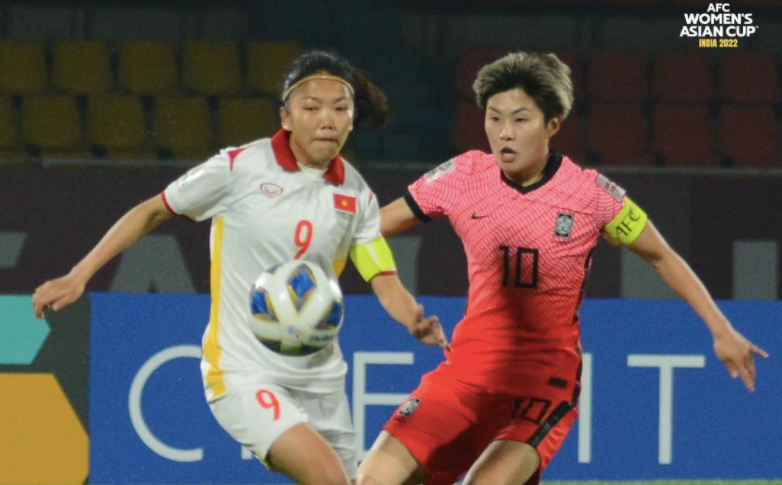 Huỳnh Như (trái) cùng đồng đội thi đấu đầy nỗ lực trước Hàn Quốc