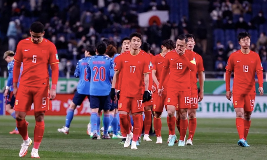 Tuyển Trung Quốc (áo đỏ) vừa trải qua trận thua Nhật Bản 0-2