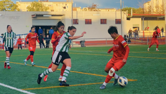 Nhiều thành viên tuyển nữ Việt Nam (áo đỏ) nhiễm Covid-19 khi tập huấn tại Tây Ban Nha