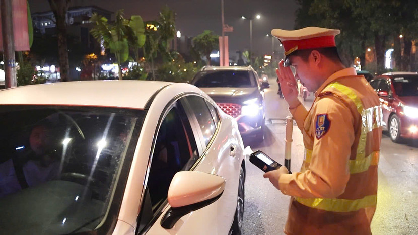 Các tổ công tác kiểm tra đồng loạt đối với lái xe ô tô và xe máy bằng phương pháp định tính Các tổ công tác kiểm tra đồng loạt đối với lái xe ô tô và xe máy bằng phương pháp định tính