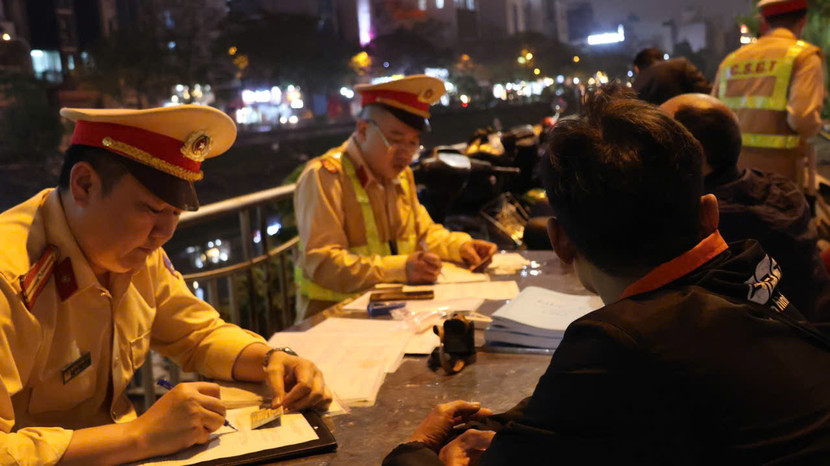 Đa số người vi phạm còn khá chủ quan, cho rằng uống ít thì vẫn đủ tỉnh táo để lái xe Đa số người vi phạm còn khá chủ quan, cho rằng uống ít thì vẫn đủ tỉnh táo để lái xe