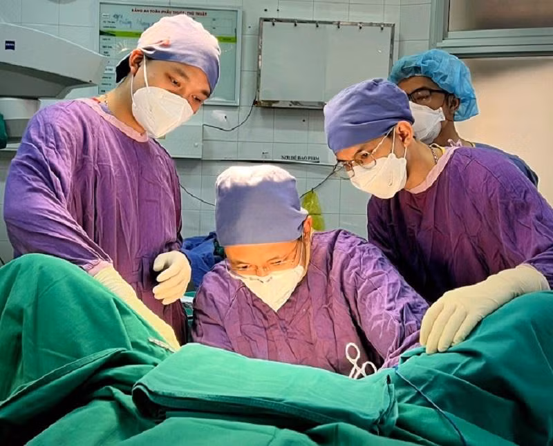 Ca phẫu thuật cho bệnh nhân N.T.A. ở Bệnh viện Việt Đức