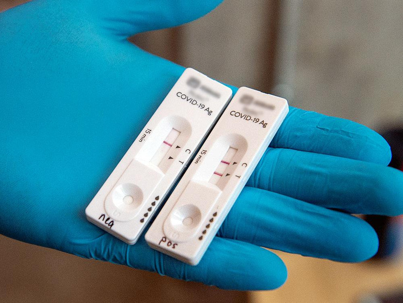 Khó kiểm soát chất lượng các loại test nhanh Covid-19 bày bán tràn lan trên thị trường Khó kiểm soát chất lượng các loại test nhanh Covid-19 bày bán tràn lan trên thị trường