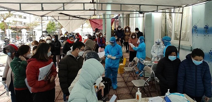 Quá tải tình trạng người dân đến test Covid-19 ở trạm y tế phường Quá tải tình trạng người dân đến test Covid-19 ở trạm y tế phường