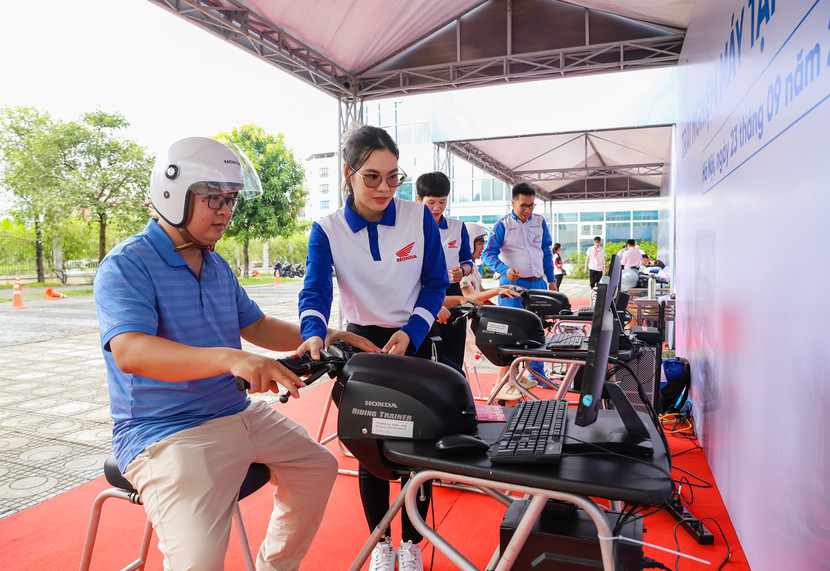 Phụ huynh trải nghiệm trên máy tập lái xe Honda