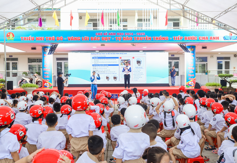 Các em học sinh trường Tiểu học Vạn Bảo hào hứng tham gia chương trình