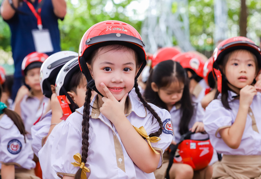 Những chiếc mũ bảo hiểm xinh xắn, đạt chuẩn quốc gia được trao tặng đến các em học sinh lớp 1 trên toàn quốc