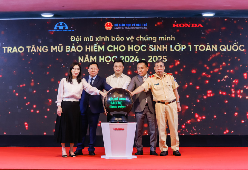 Các đại biểu cùng bấm nút phát động chương trình Trao tặng mũ bảo hiểm cho học sinh lớp 1 toàn quốc năm học 2024 - 2025