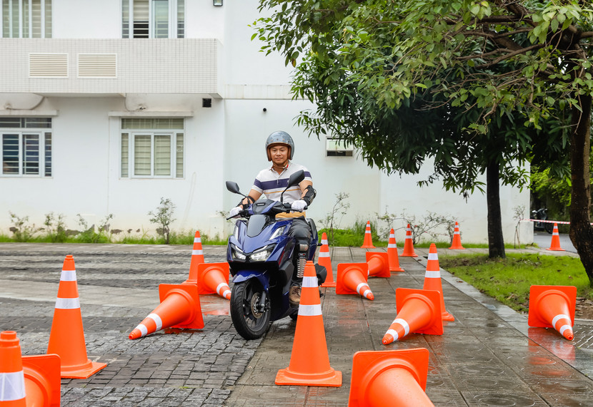 Phụ huynh thực hành lái xe an toàn trên sa hình