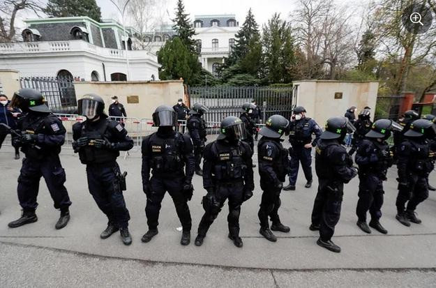 Cảnh sát canh gác trước Đại sứ quán Nga ở Praha, ngày 18-4