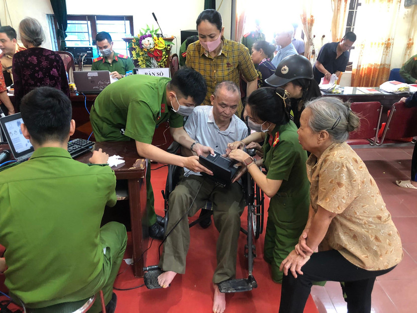 Trung úy Nguyễn Thị Ngọc Hoa - cán bộ Đội Cảnh sát QLHC về TTXH (CAH Phú Xuyên) hỗ trợ người dân làm CCCD gắn chíp điện tử Trung úy Nguyễn Thị Ngọc Hoa - cán bộ Đội Cảnh sát QLHC về TTXH (CAH Phú Xuyên) hỗ trợ người dân làm CCCD gắn chíp điện tử