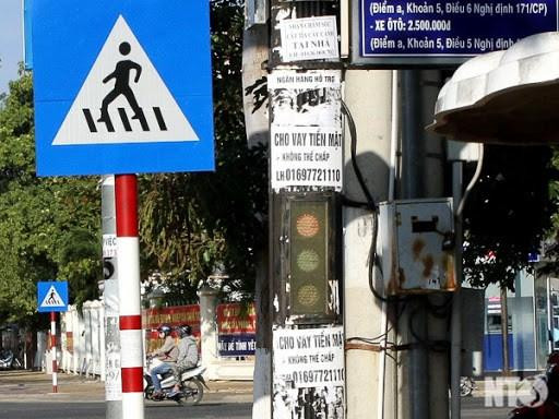 Hành vi dán tờ rơi, treo biển quảng cáo không đúng quy định sẽ bị xử phạt