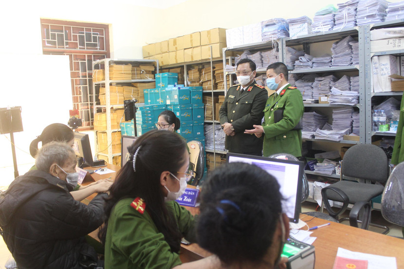 Trung tướng Nguyễn Hải Trung và đoàn công tác trực tiếp kiểm tra công tác cấp CCCD tại CAH Chương Mỹ Trung tướng Nguyễn Hải Trung và đoàn công tác trực tiếp kiểm tra công tác cấp CCCD tại CAH Chương Mỹ