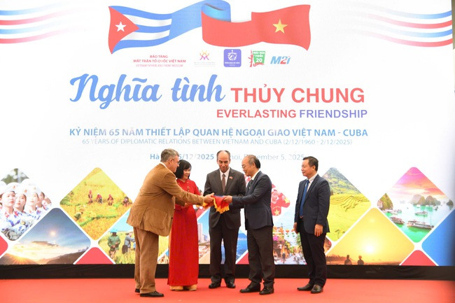 Lễ tiếp nhận hiện vật là bức trướng, kỷ vật đến từ gia đình bà Melba Hernandez do Đại sứ quán Cuba trao tặng Bảo tàng Mặt trận Tổ quốc Việt Nam